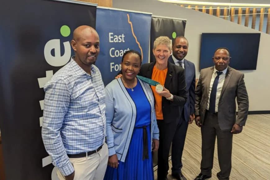 Umuyobozi wa RDB Clare Akamanzi na  Jo Pratt umuyobozi wa 4eb Fm bagiranye ibiganiro bigaruka kumyidagaduro muruzinduko yagiriye muri Australia.