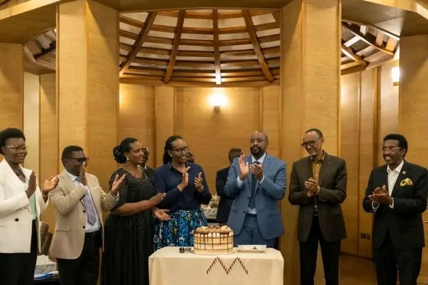 Perezida Kagame na Madamu Jeannette Kagame  bakiriye ku meza Gen. Kainerugaba ( AMAFOTO)
