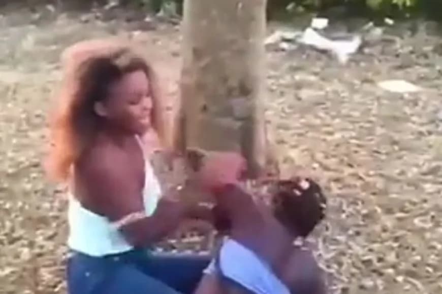 Abakobwa barwaniye mu muhanda bagera ku rwego rwo kwambikana ubusa.
