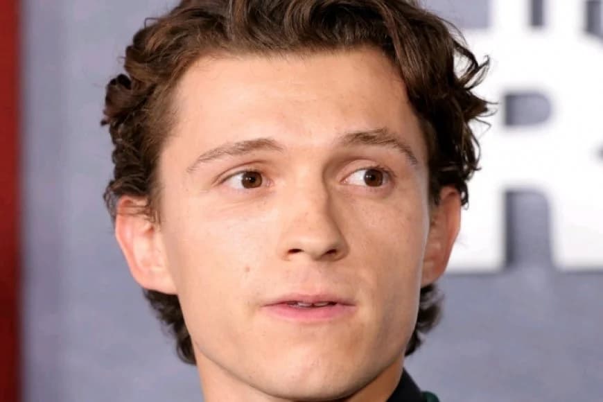 Amashusho ya Tom holland wagaragaye ari gusambana n'umuhungu mugenzi we yavugishije benshi