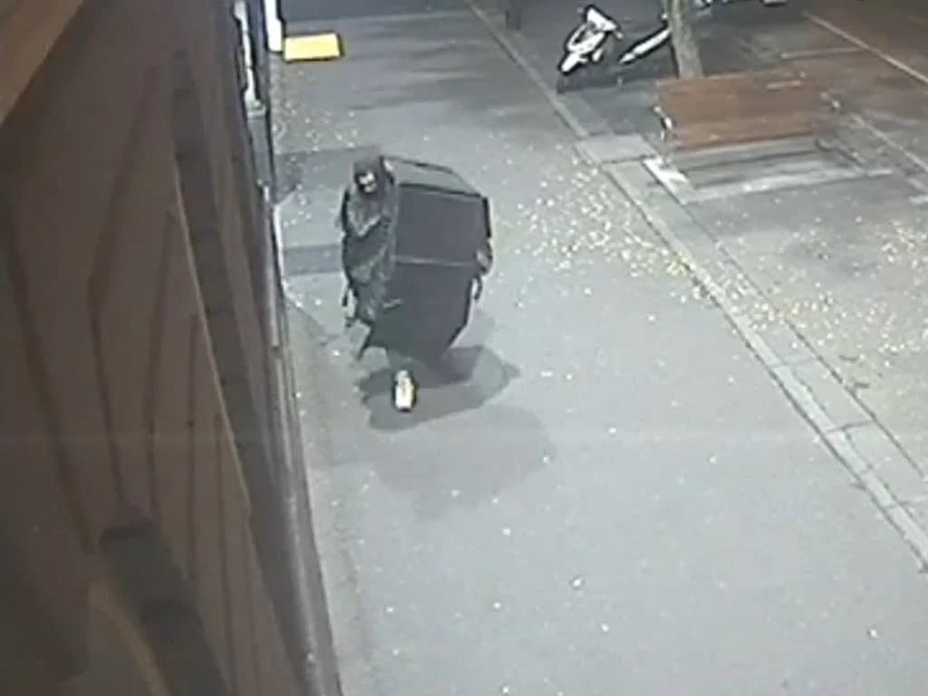 Armed man attempts to hold up Melbourne hotel
