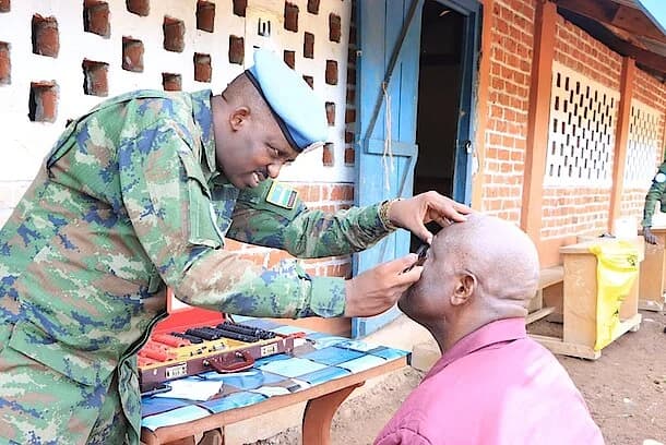 CAR: Rwandan peacekeepers provide medical treatment to the people