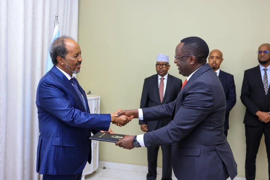 High Commissioner Ngoga Presents Letter of Credence to Somali President