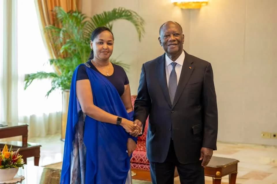 Ambassador Mbabazi presents credentials to Côte d'Ivoire president