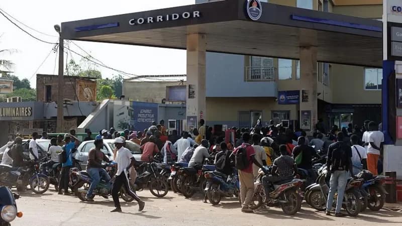France advises citizens to leave Mali