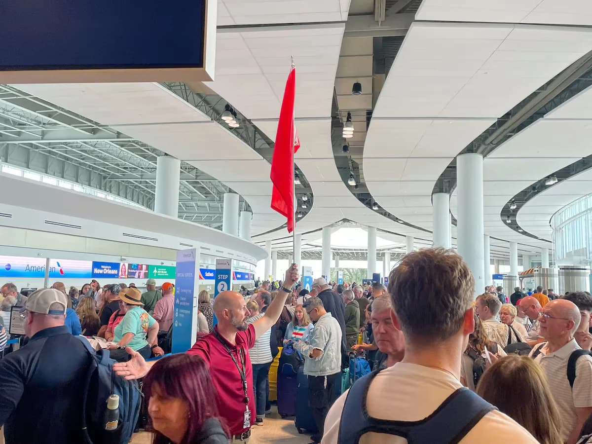 Unpaid Screeners, Long Lines: U.S. Travelers Face Airport Delays