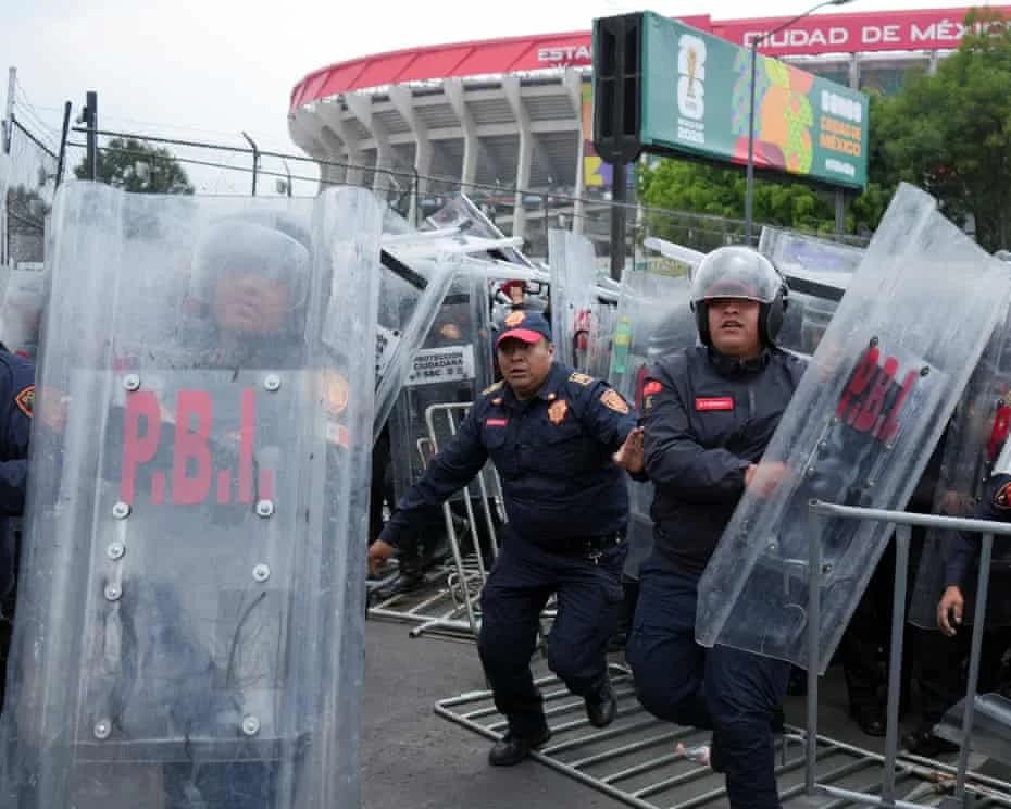 Imvururu Mbere y'Umukino Zasize Azteca Mu Kaga