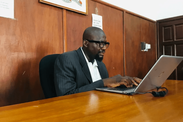 Umucamanza Muhammed Krubally akoresha ikoranabuhanga rimufasha gukurikirana ibibera mu rukiko, agaragaza uruhare ikoranabuhanga rigira mu gufasha abantu bafite ubumuga bwo kutabona gukora imirimo yabo.