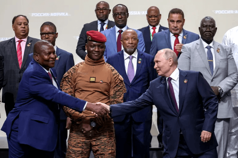Uburusiya burushaho kwagura ubufatanye na Afurika, ariko haribazwa niba buzana iterambere rirambye cyangwa bwongera ibihugu bya Afurika kubushingiraho.